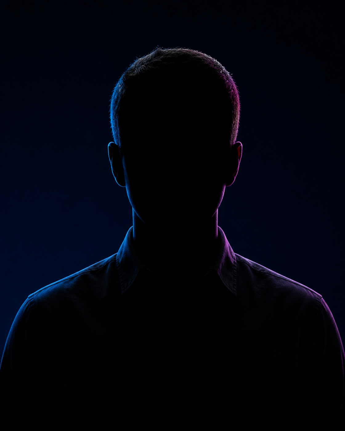 Silhueta editorial anônima usada como imagem provisória para Liw Moreira, com o rosto totalmente oculto e recortes de luz azul e magenta.